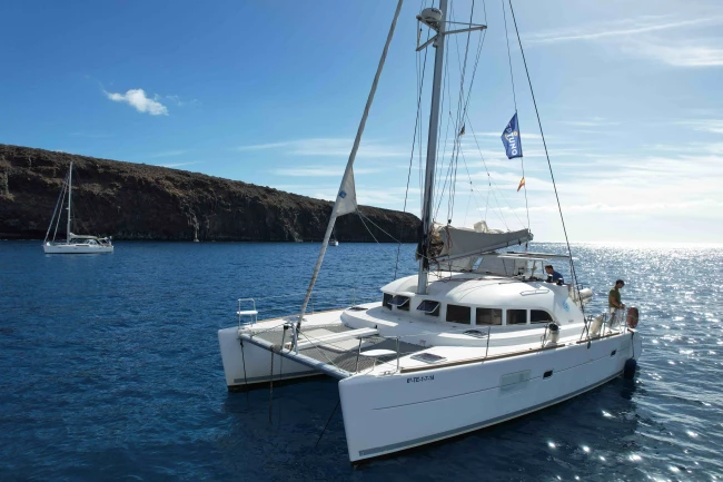Catamaran Fondeado