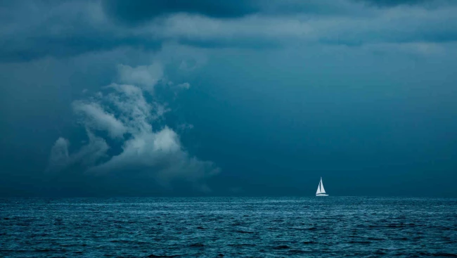 velero navegando mar tormenta